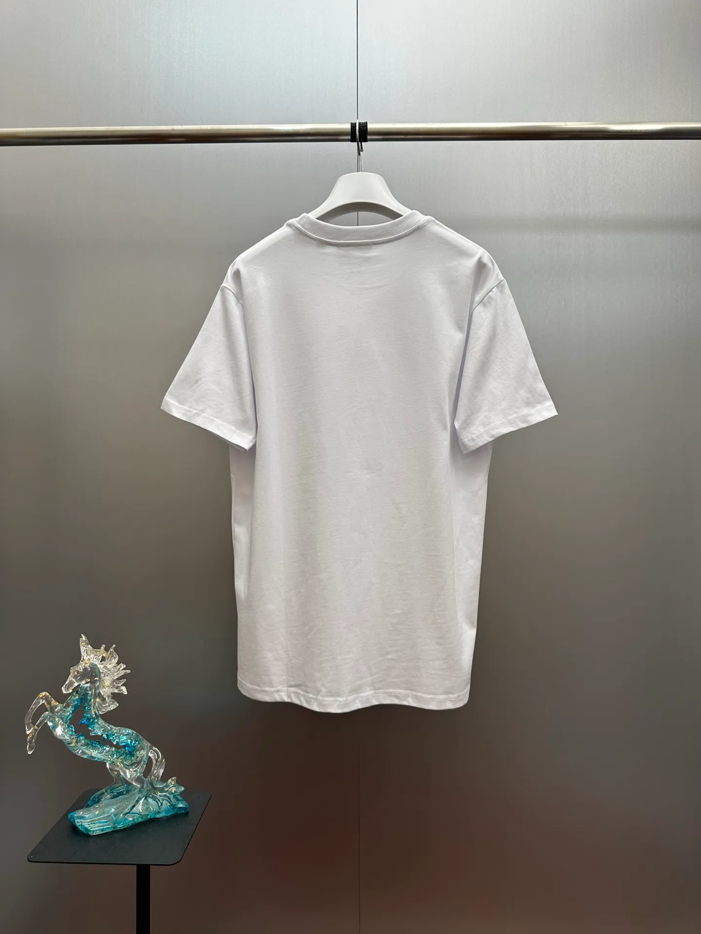 🔥P95💰LACOSTE/French Crocodile 2026 Spring and Summer New Arrival simple letter printed silicone fish short-sleeved T-shirt. Selected 230 grams of 100% cotton fabric, skin-friendly and breathable, full of drape, comfortable and unrestricted for daily wear. The wiring is neat, the texture is comparable to that of a counter, and the price/performance ratio is excellent. The brand letter printing on the front brings visual impact, and the gradient Color Change design breaks the monotony and is full of personality. Paired with the Classic silicone crocodile logo, it highlights the brand style in a low-key manner. Complete with three labels and branded accessories, each model has its own sense of luxury. Whether paired with jeans or sweatpants, you can wear it with a light and luxurious feel, Quality's benchmark counter! Color: Black, White, Navy Blue Size: S M L XL